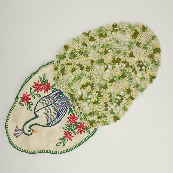Vintage handmade crochet tatted embroidered peacocks - Picture 6 of 6